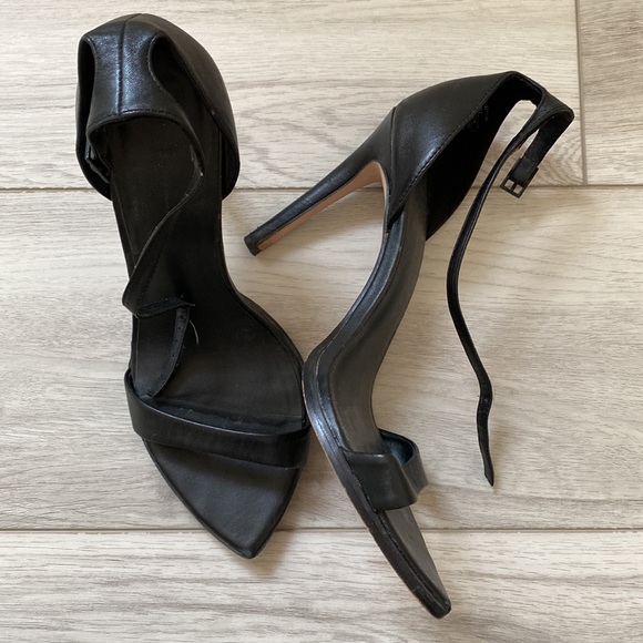 BLACK HEELS - Picture 2 of 3